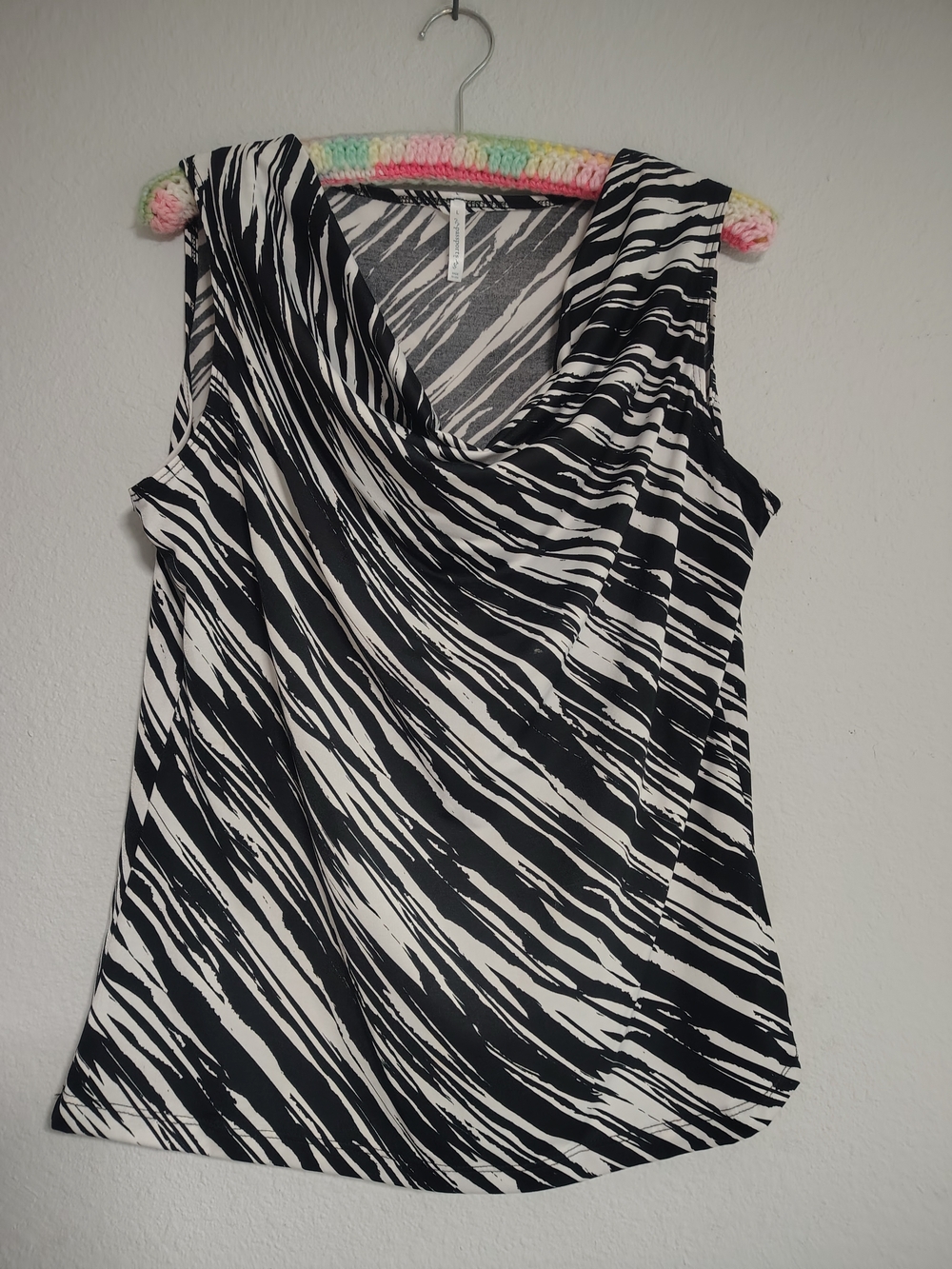 Passport Black & White Sleeveless Draped-Neck Camisole